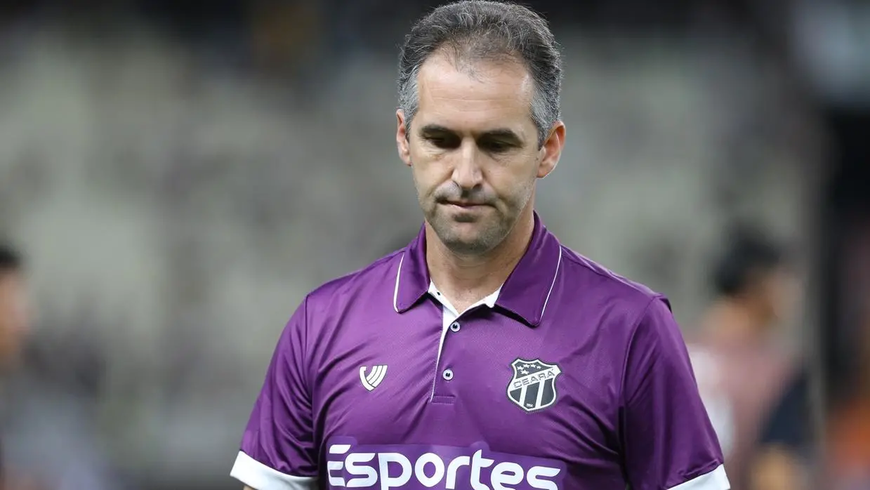 Léo Condé com semblante negativo em jogo do Ceará