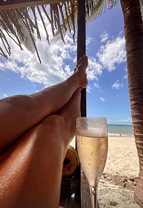 Juliana Paes com champanhe