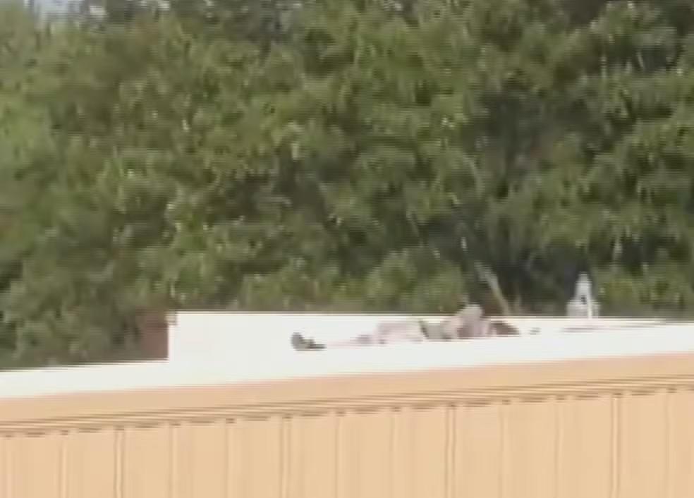 imagem mostra atirador de trump morto em telhado