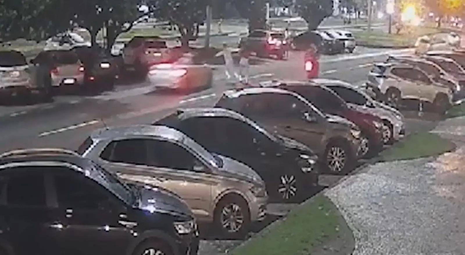 Imagem mostra momento em que noivo Fábio Toshiro Kikuda é atropelado no Rio de Janeiro. Vitor Vieira Belarmino é investigado pelo crime