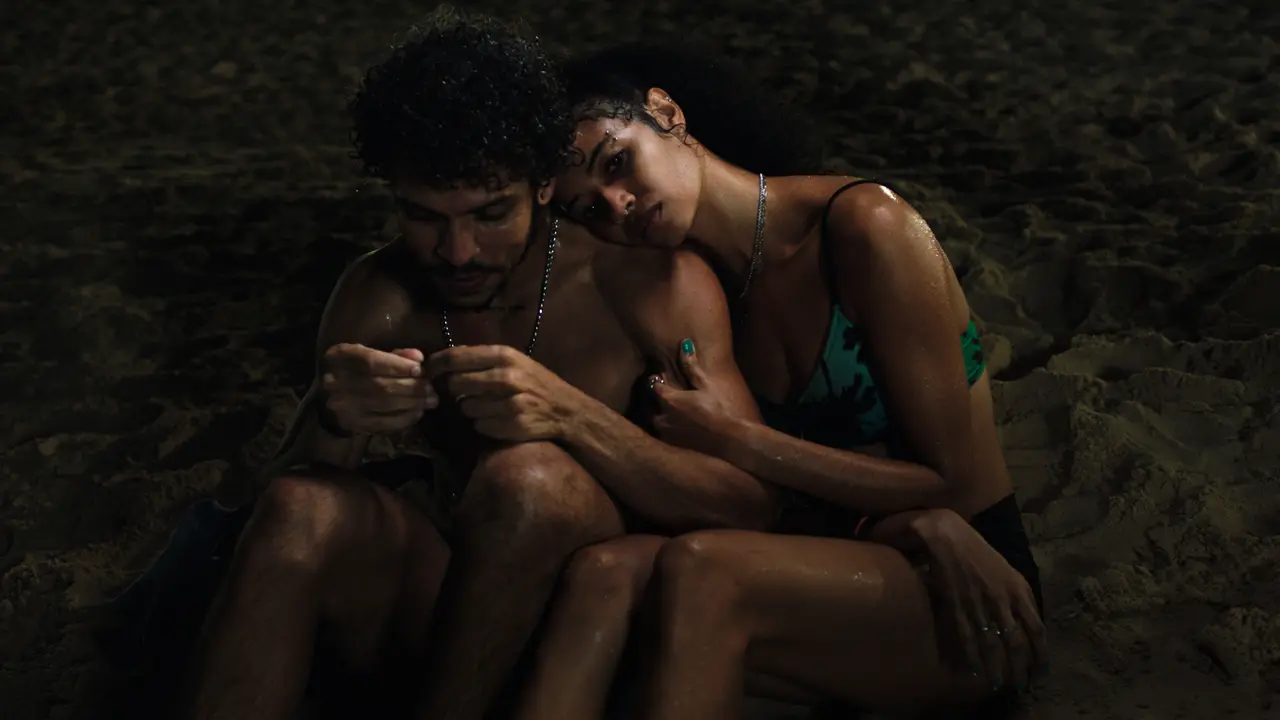 Enrique (Dipas) e Greice (Amandyra) se envolvem em Fortaleza quando a jovem precisa retornar à cidade natal