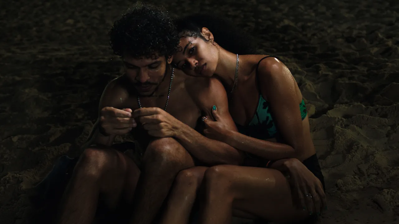 Enrique (Dipas) e Greice (Amandyra) se envolvem em Fortaleza quando a jovem precisa retornar à cidade natal