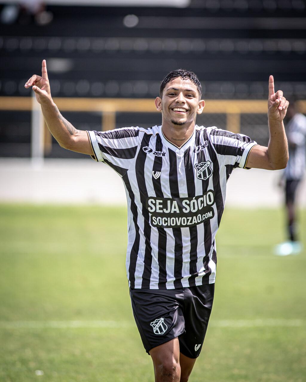 Fernando Gabriel comemora gol pelo Ceará
