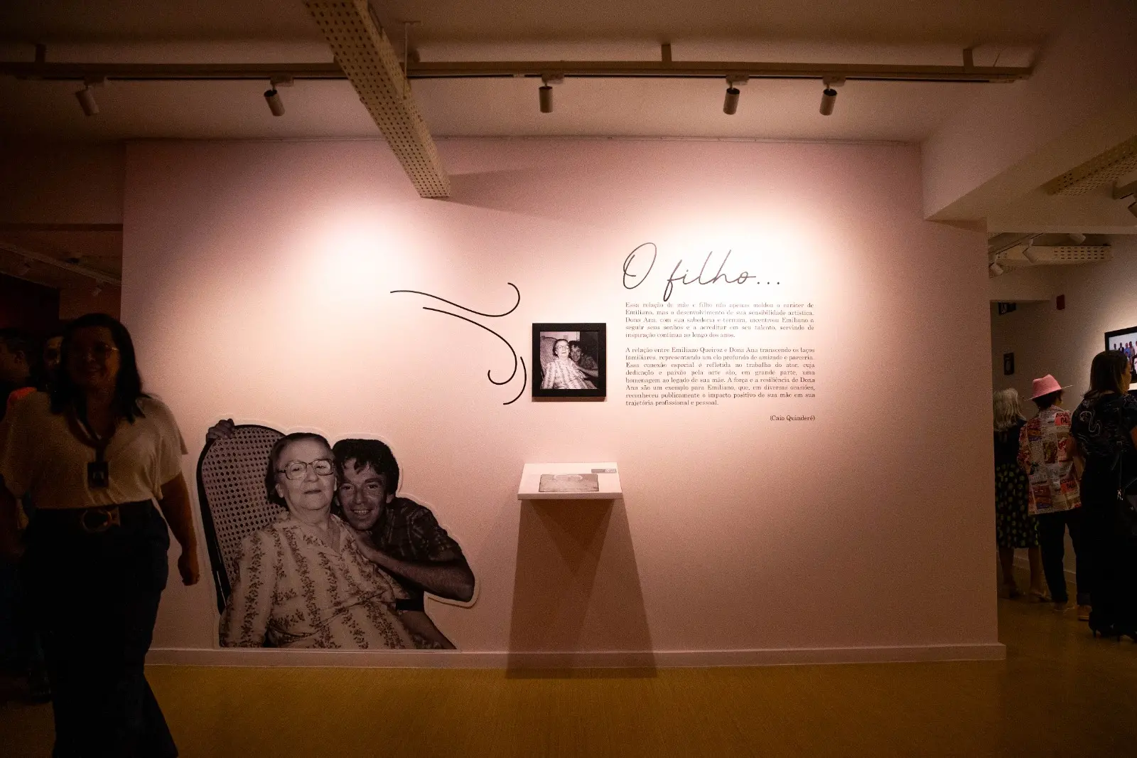 Exposição também destaca vida pessoal do ator cearense, destacando o apoio que ele teve da mãe e do pai para a carreira