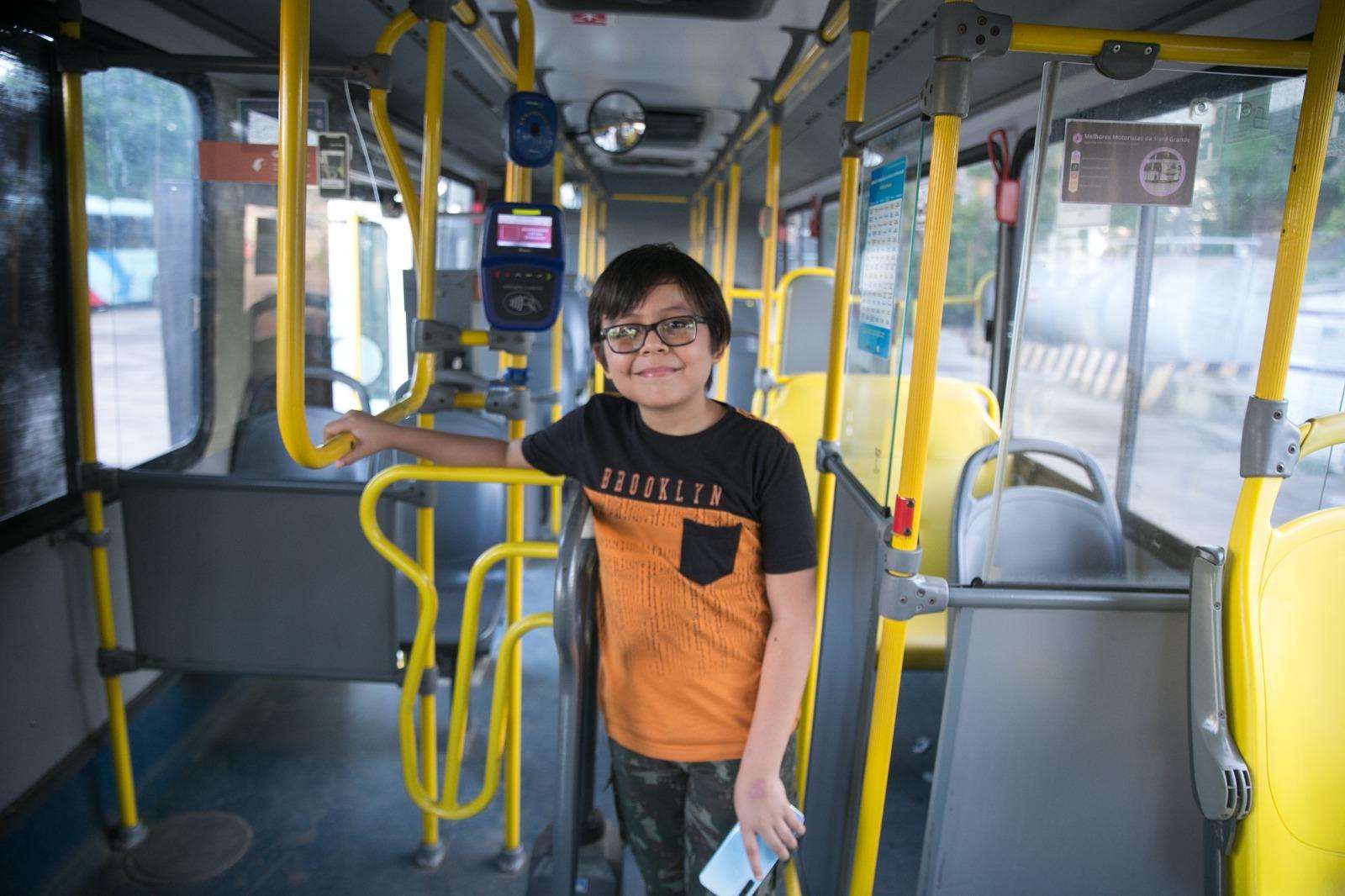 Erick, de 7 anos, fã de ônibus