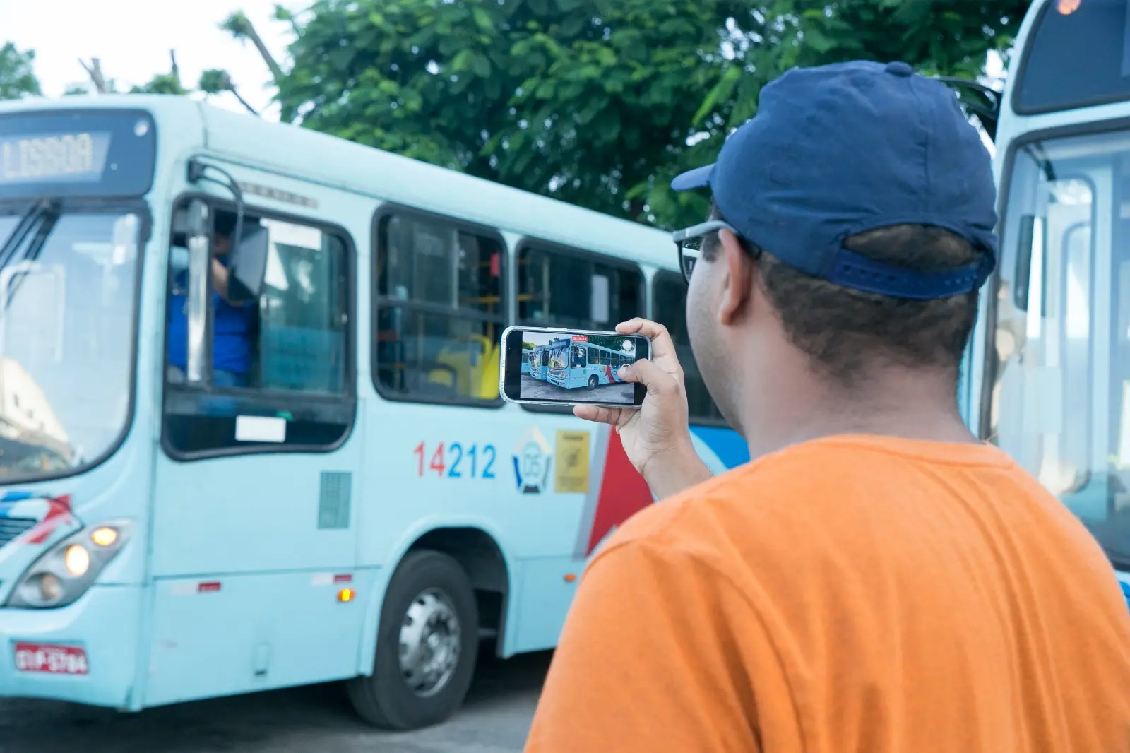 Busologo tirando foto