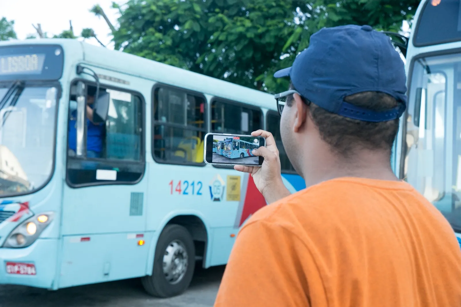 Uma das atividades dos busólogos é fotografar ônibus