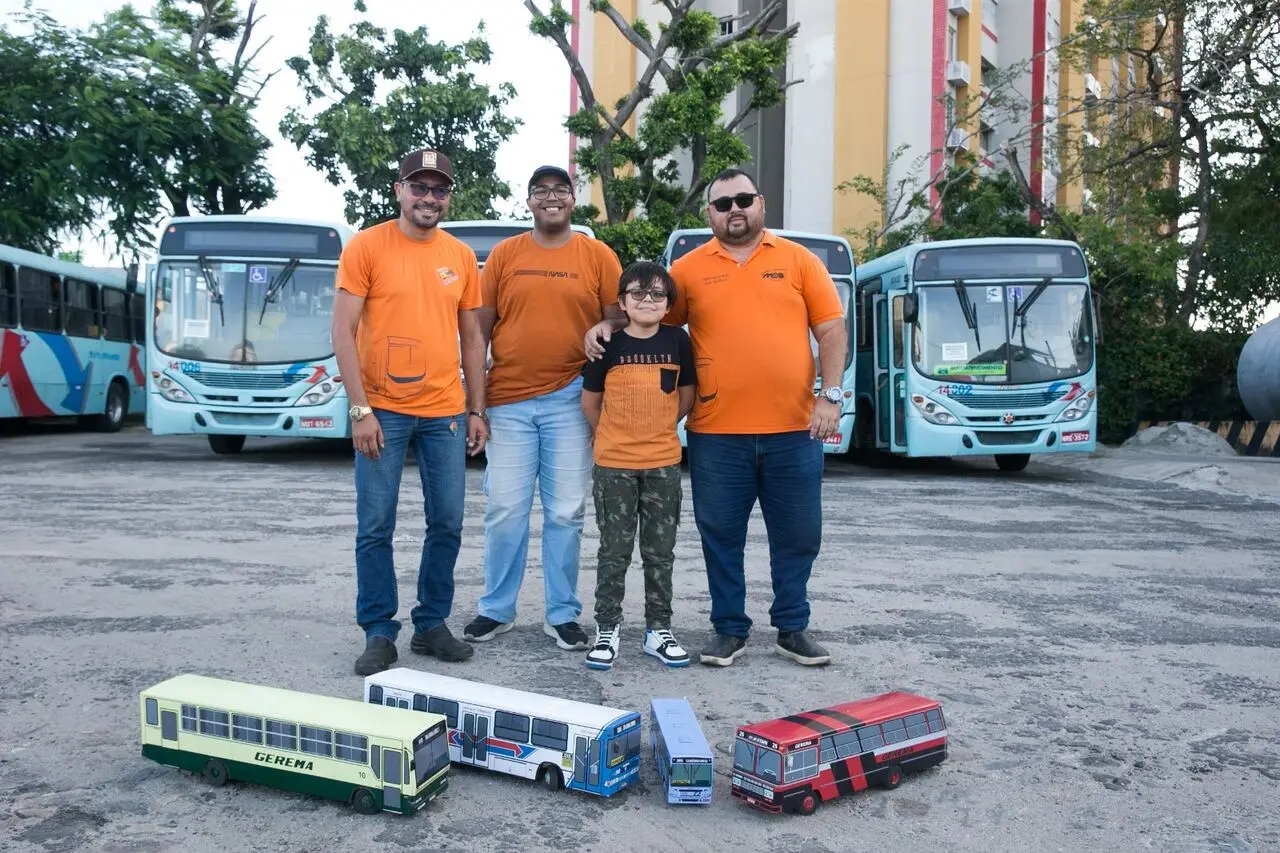 Busologos em garagem de ônibus