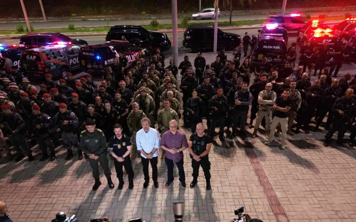 Elmano de Freitas troca o comando da SSPDS-CE, dando início à gestão Roberto Sá