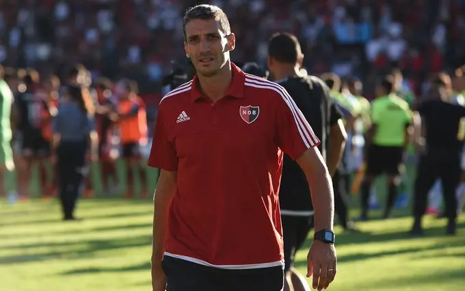 Vojvoda com a camisa do Newell's