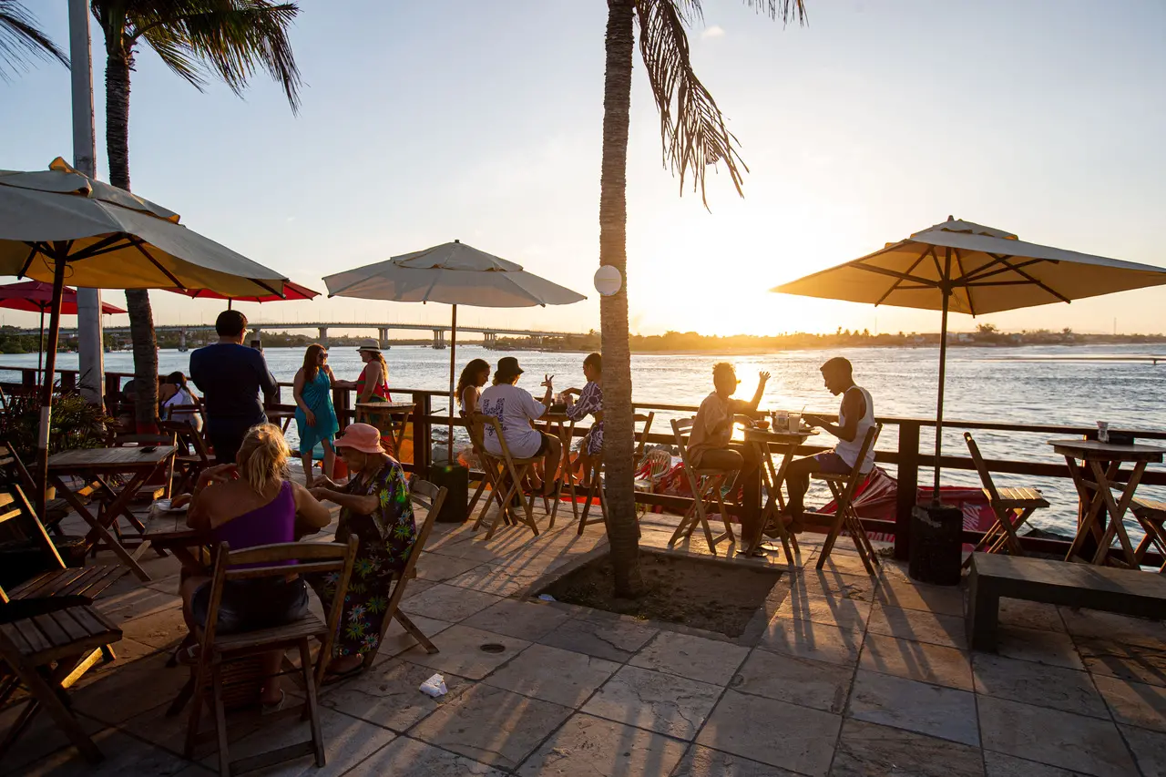 pessoas assistindo o pôr-do-sol na barra do ceará
