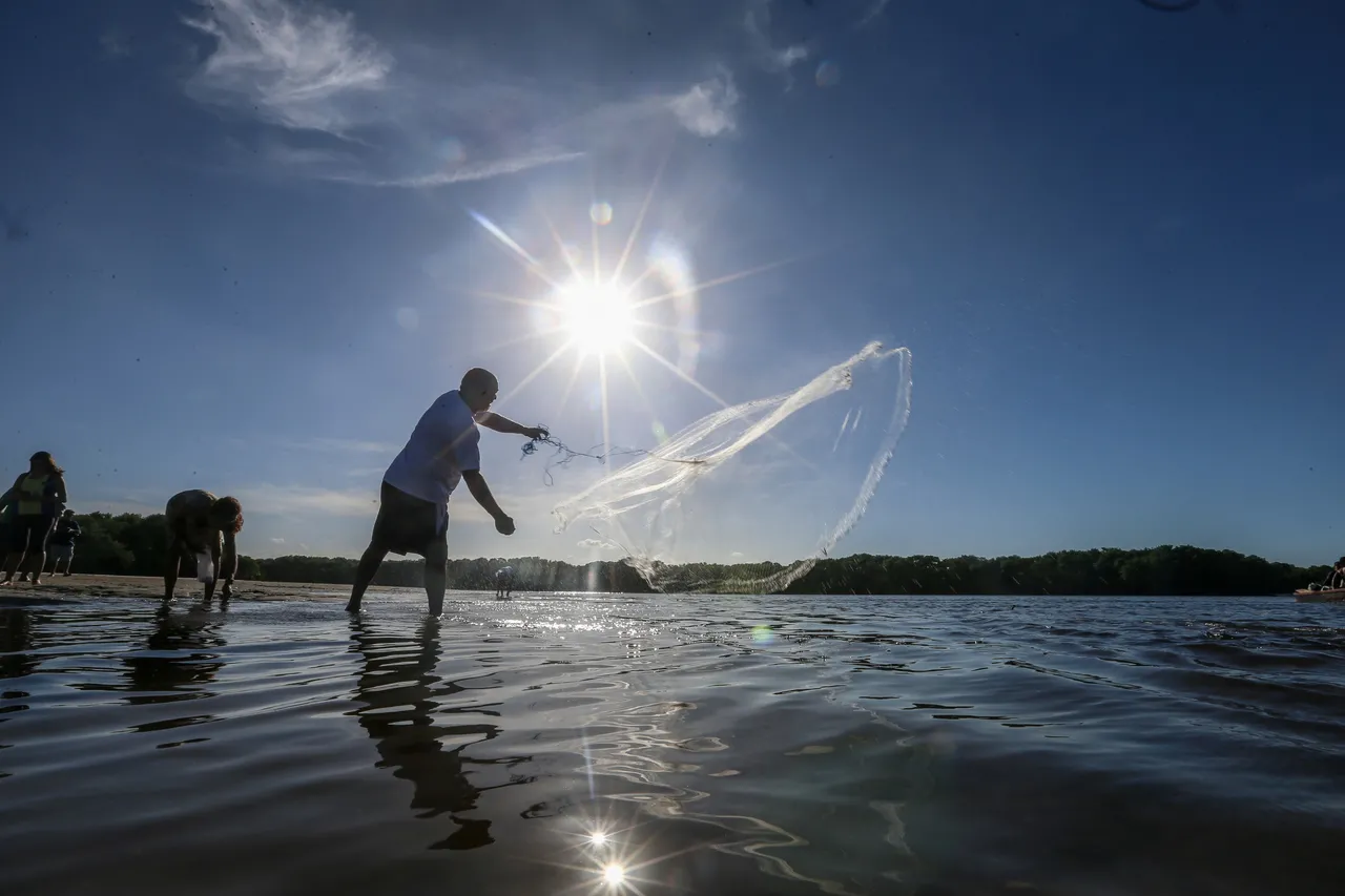 Atividades de pesca ainda ocorrem no Rio Ceará, que banha a Barra do Ceará