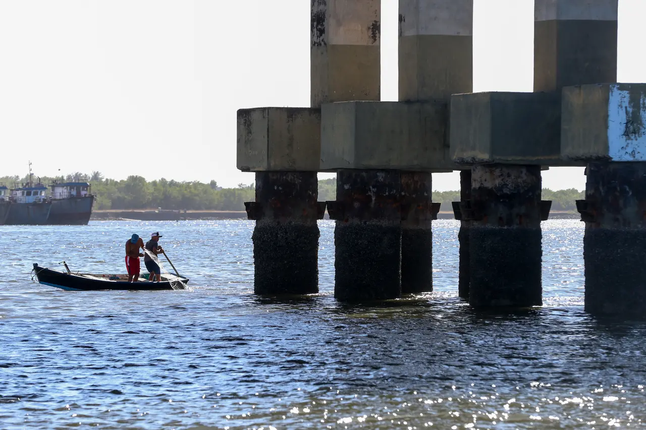 barra do ceará com pessoas em jangada
