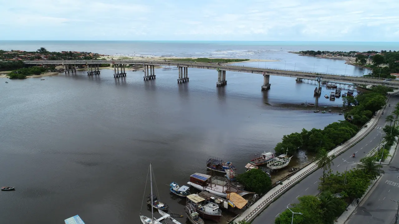 Foto aérea da Barra do Ceará e da ponte