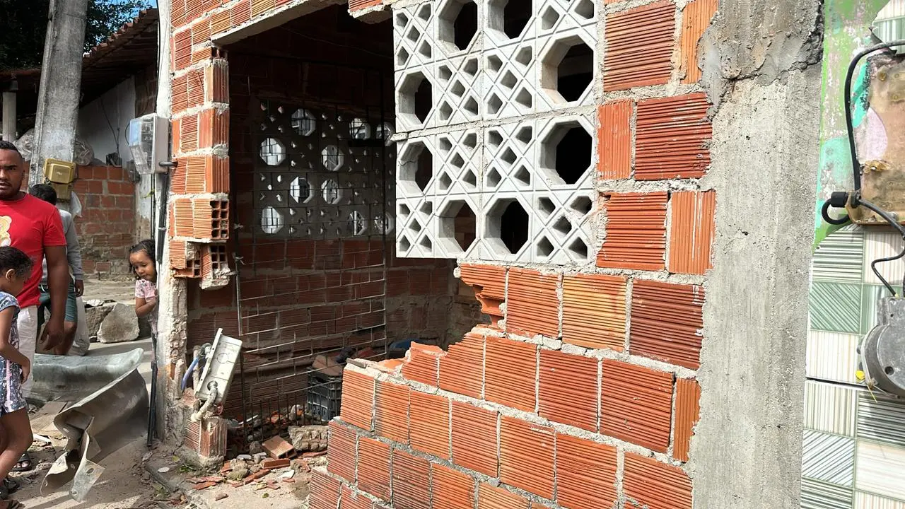 Muro destruído após acidente