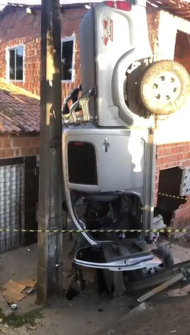 Tombamento de carro resulta em muro caído em Maracanaú