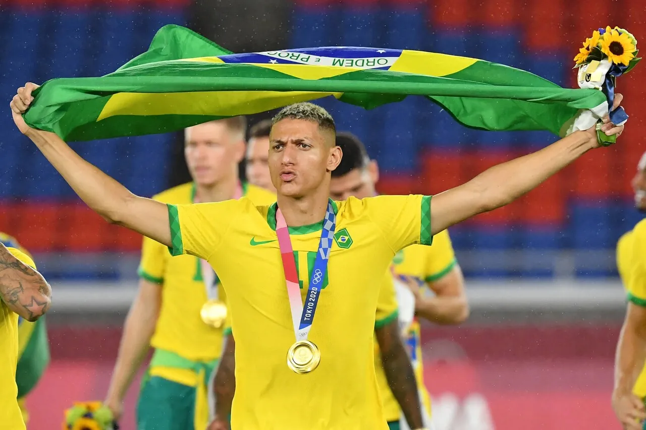 O atacante Richarlison conquistou a medalha de ouro com o Brasil nos Jogos de 2021, no Japão