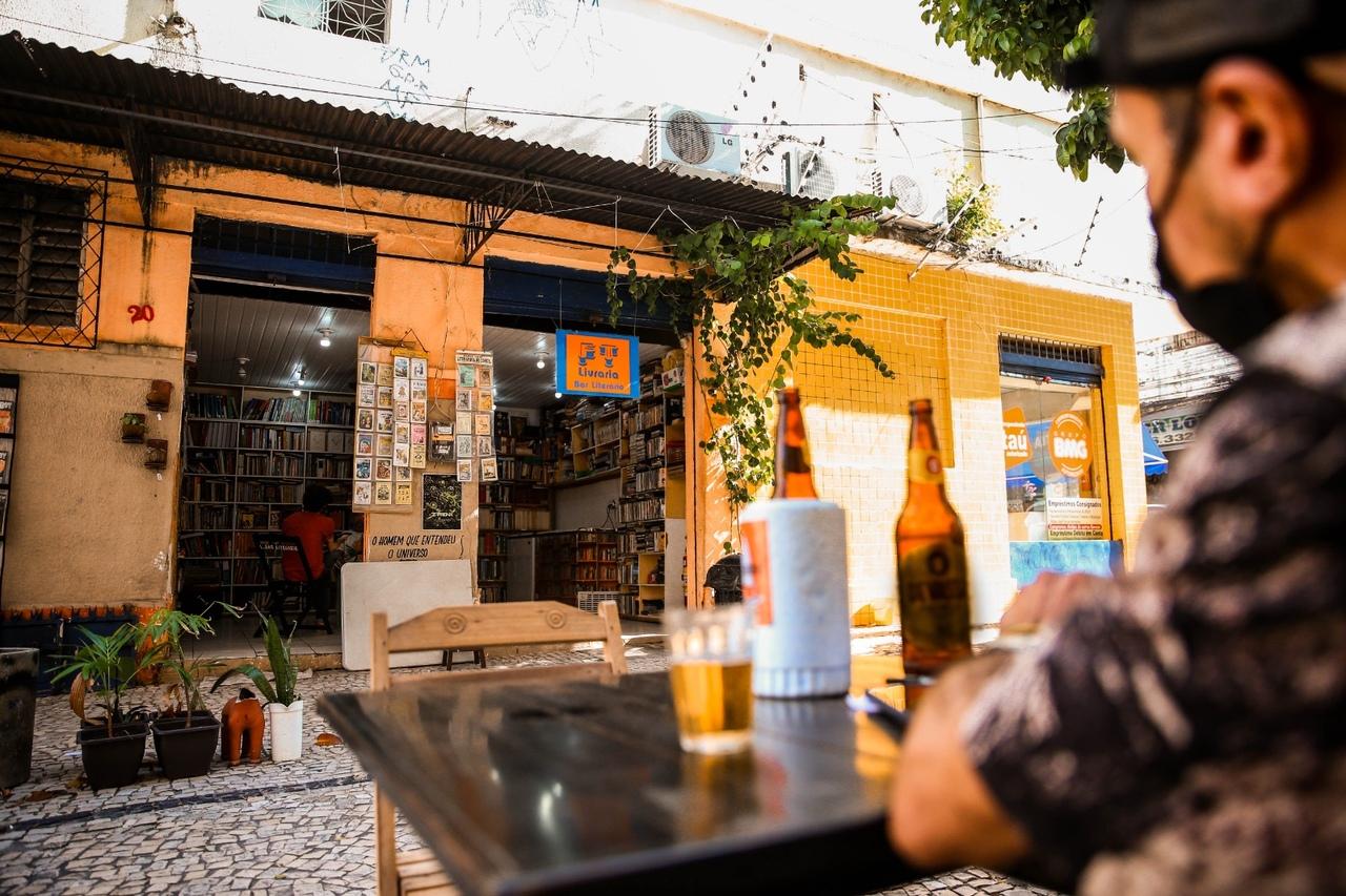 Livraria Bar Literário alia literatura à outras expressões culturais e boemia no Centro de Fortaleza