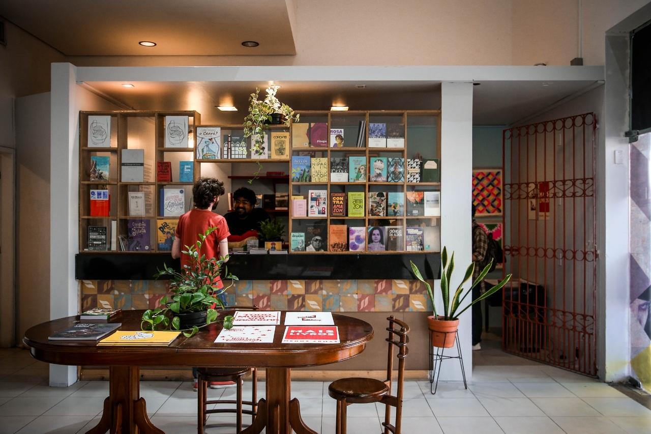 Livraria Substânsia, ligada à editora homônima que celebra 10 anos em 2024, abriu recentemente na entrada da Sala 1 do Cinema do Dragão