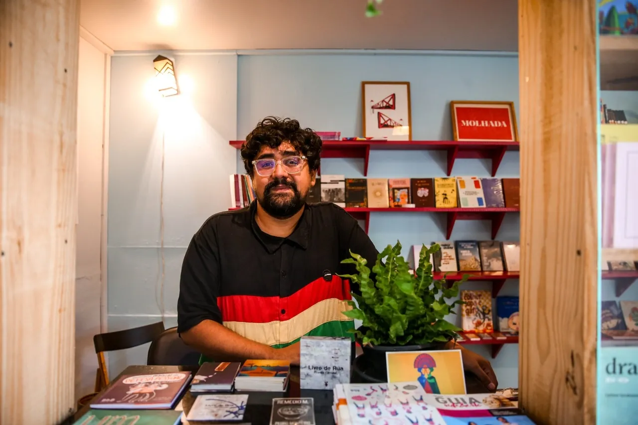 O poeta e editor Talles Azigon está à frente da Livraria Substância