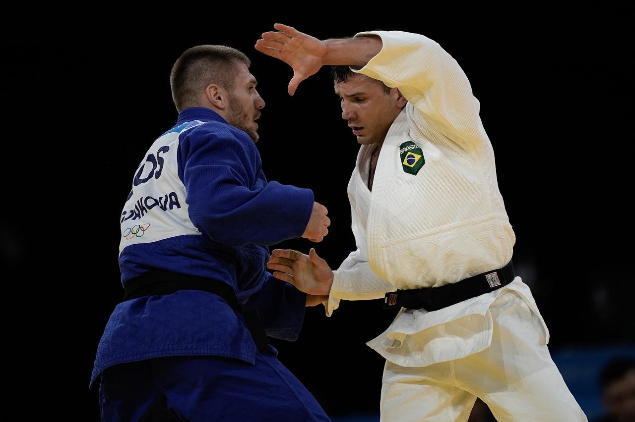 Akil Gjakova em ação pelo judoca