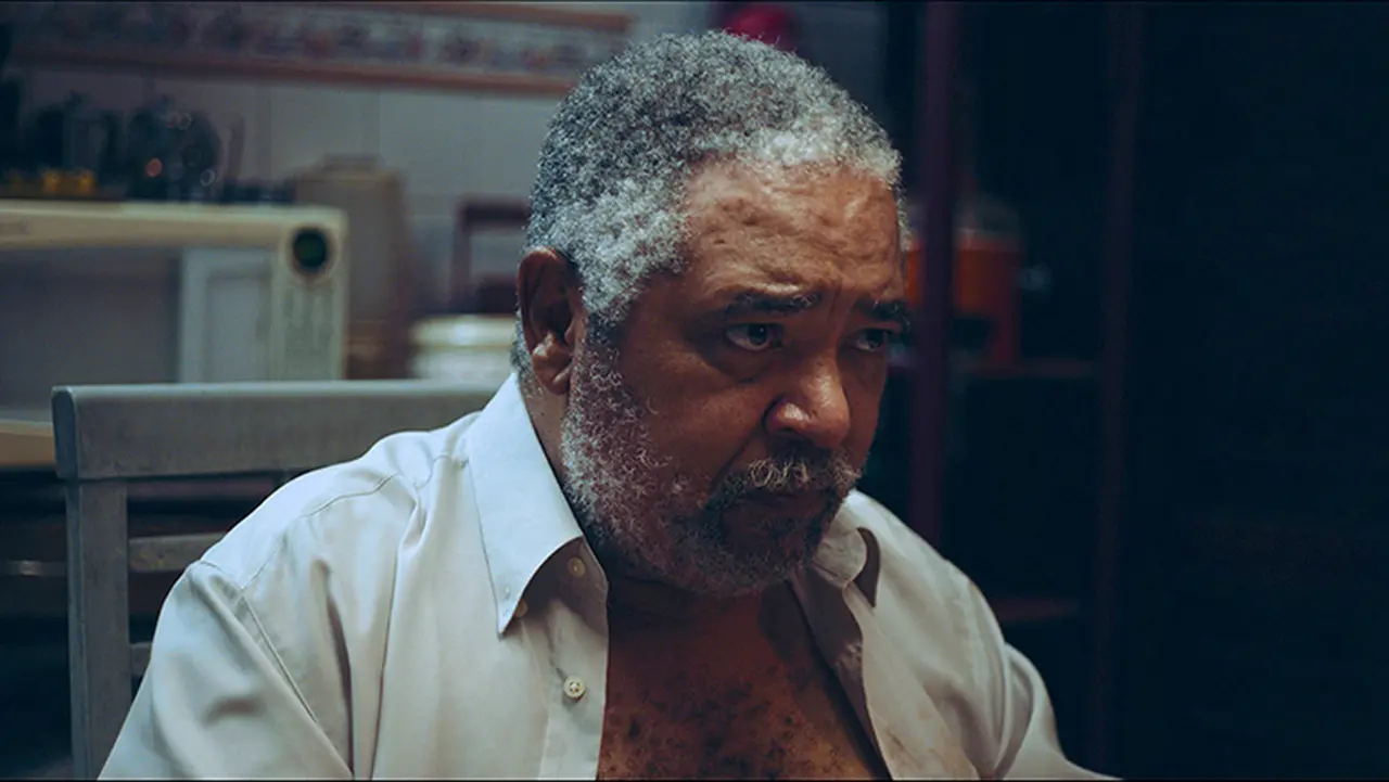 O ator mineiro Carlos Francisco venceu o troféu de Melhor Performance no Festival de Tribeca em 2023 pelo papel em 'Estranho Caminho'