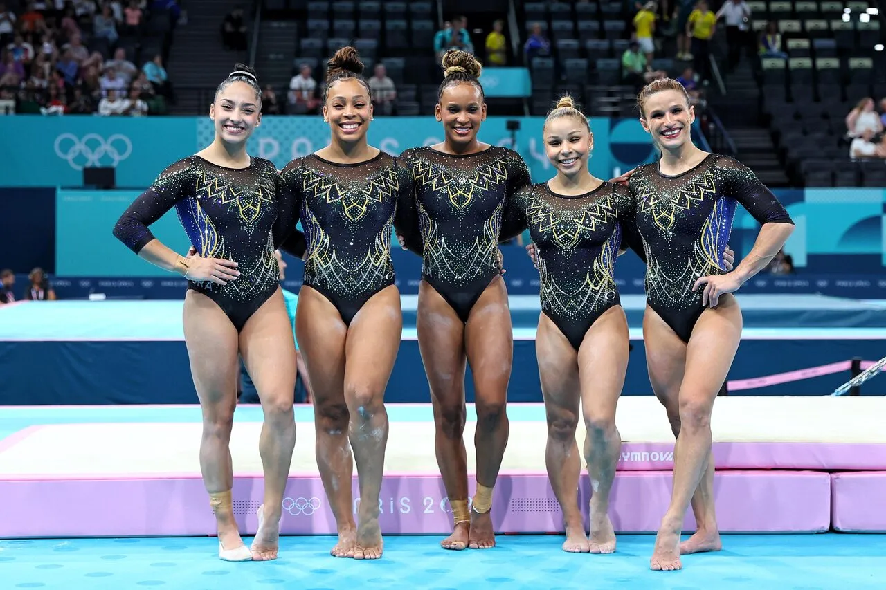 Júlia Soares, Lorrane Oliveira, Rebeca Andrade, Flávia Saraiva e Jade Barbosa após disputa nas classificatórias