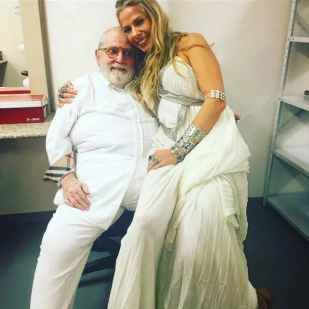 Adriane Galisteu e Jô Soares em bastidores de peça que trabalharam juntos