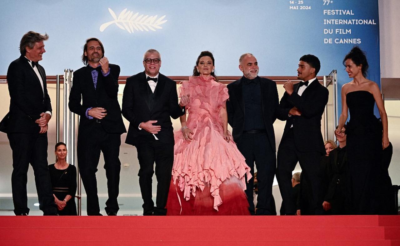 No tapete vermelho de Cannes, elenco e equipe presentes dançaram ao som de Aviões do Forró