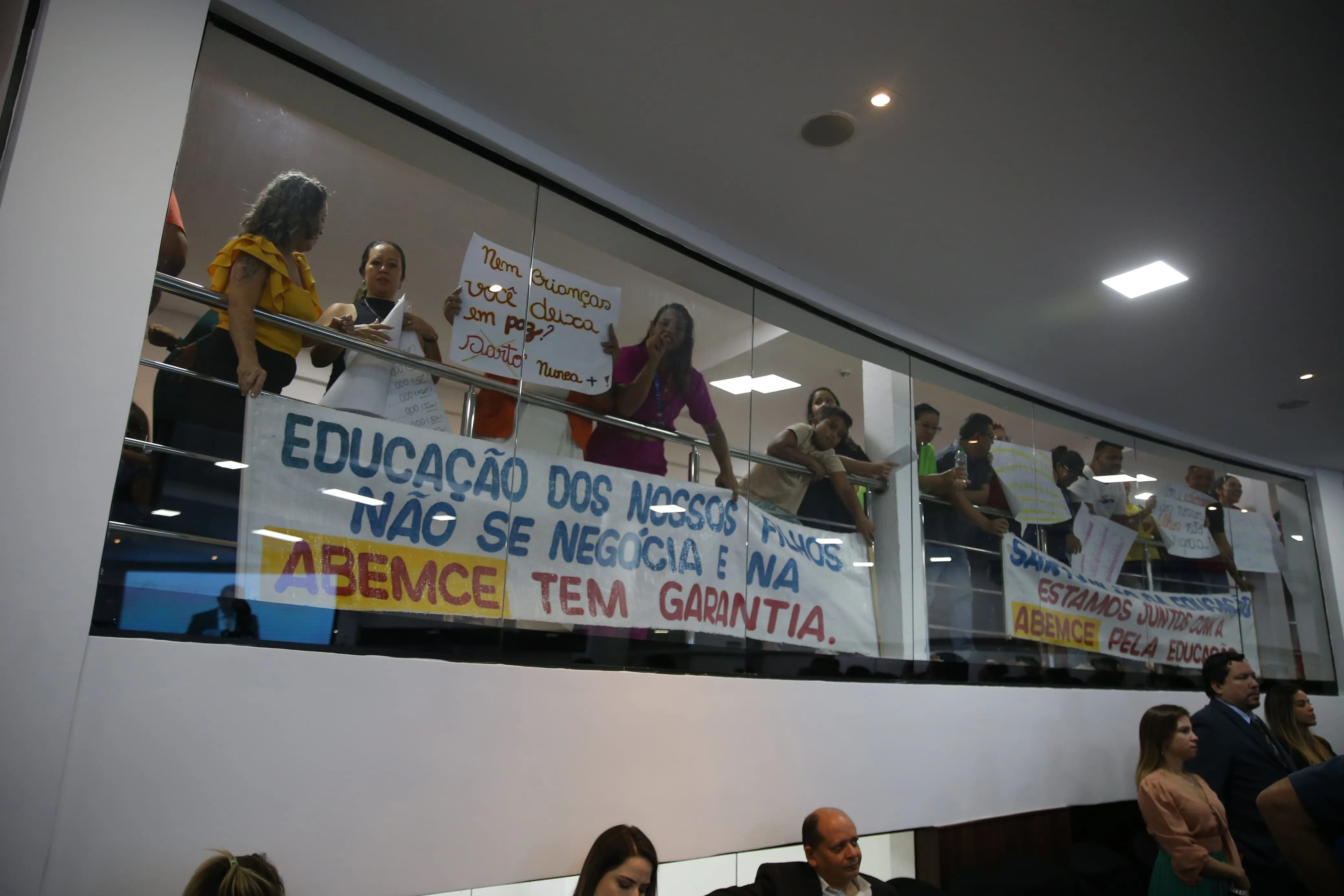 Manifestantes ocuparam a galeria da Câmara Municipal de Fortaleza em protesto contra o prefeito Sarto