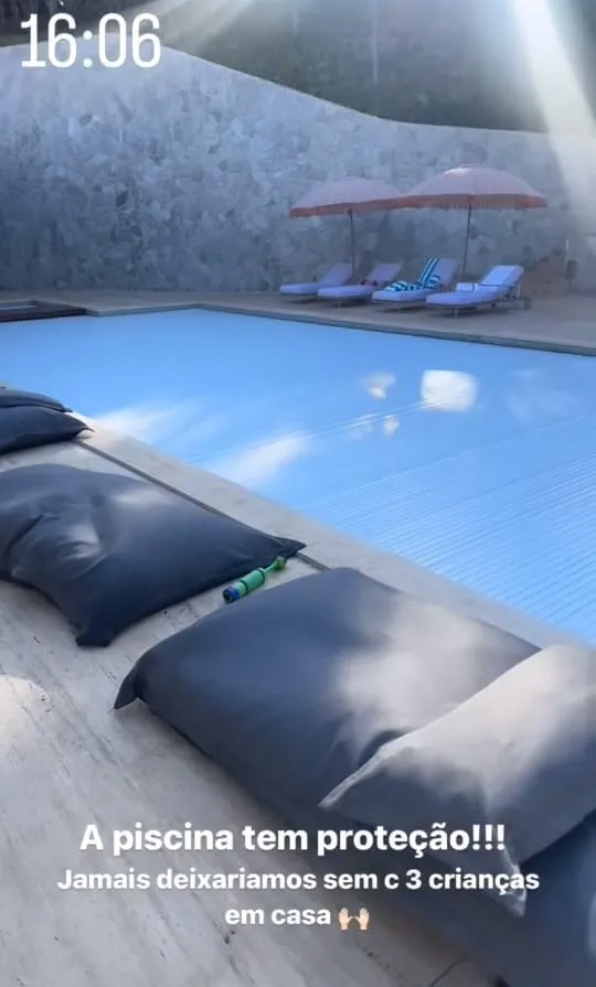 Piscina da casa possui cobertura deslizante