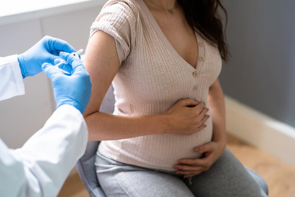 mulher grávida se vacinando