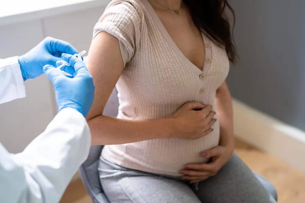 A vacinação em gestantes é indicada para evitar a disseminação da doença nos bebês