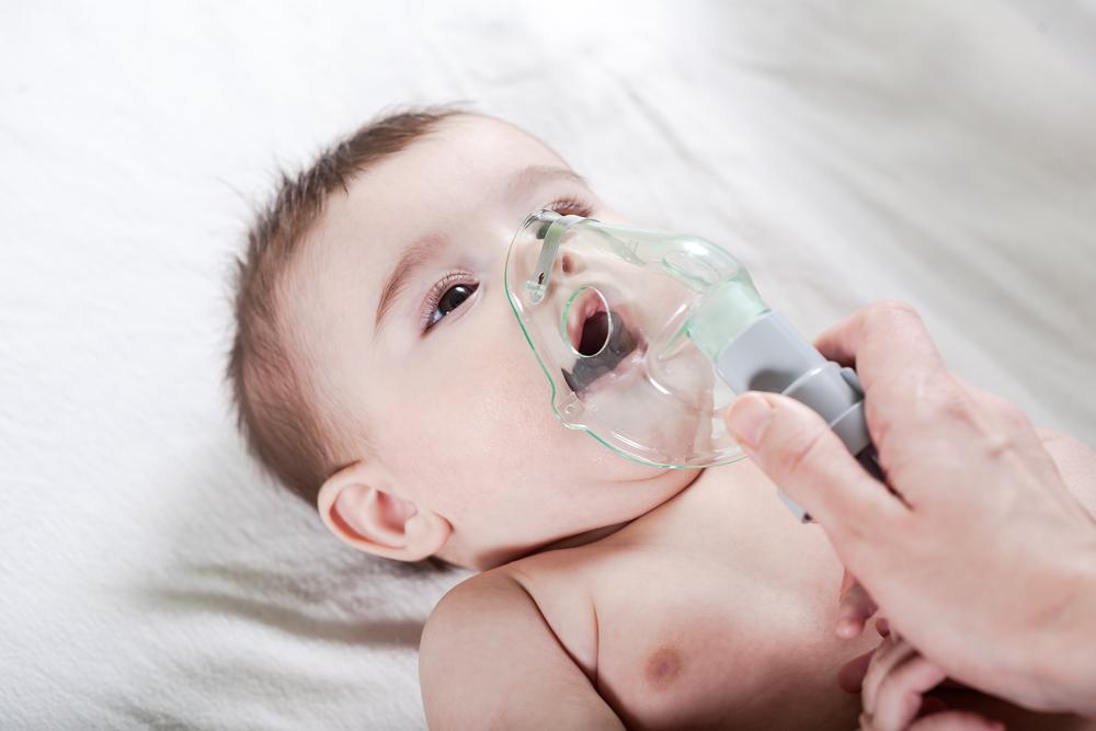 bebê usando aerossol de oxigênio