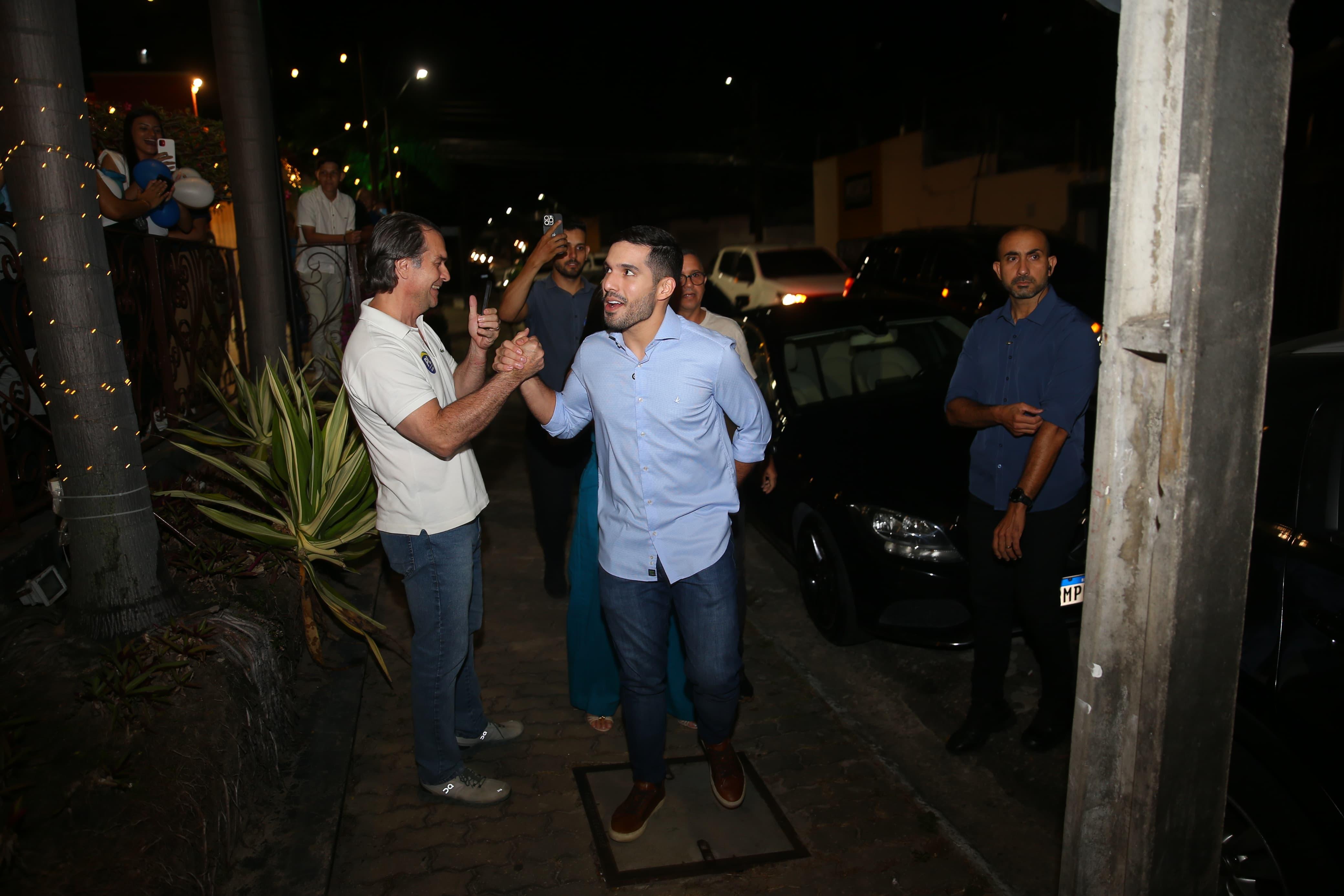 André Fernandes é recepcionado por apoiadores na entrada do evento