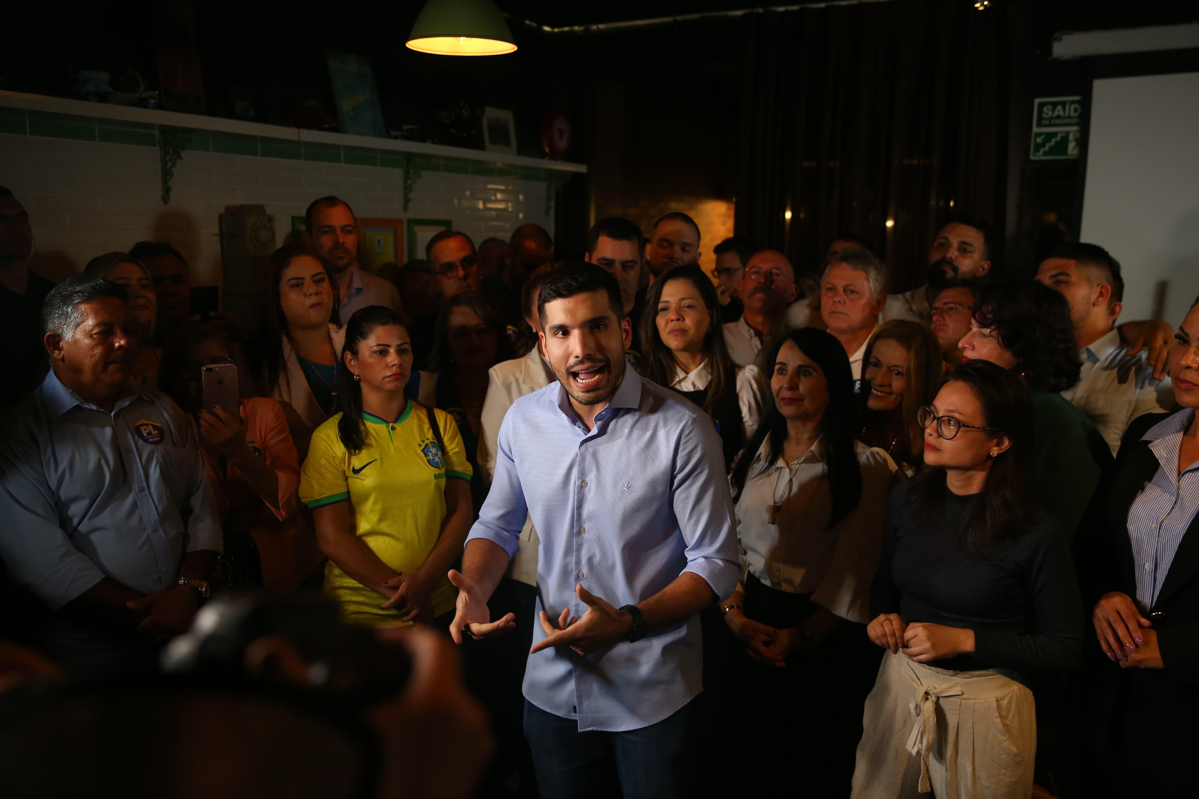 O candidato fez um discurso rápido para os apoiadores e falou com a imprensa