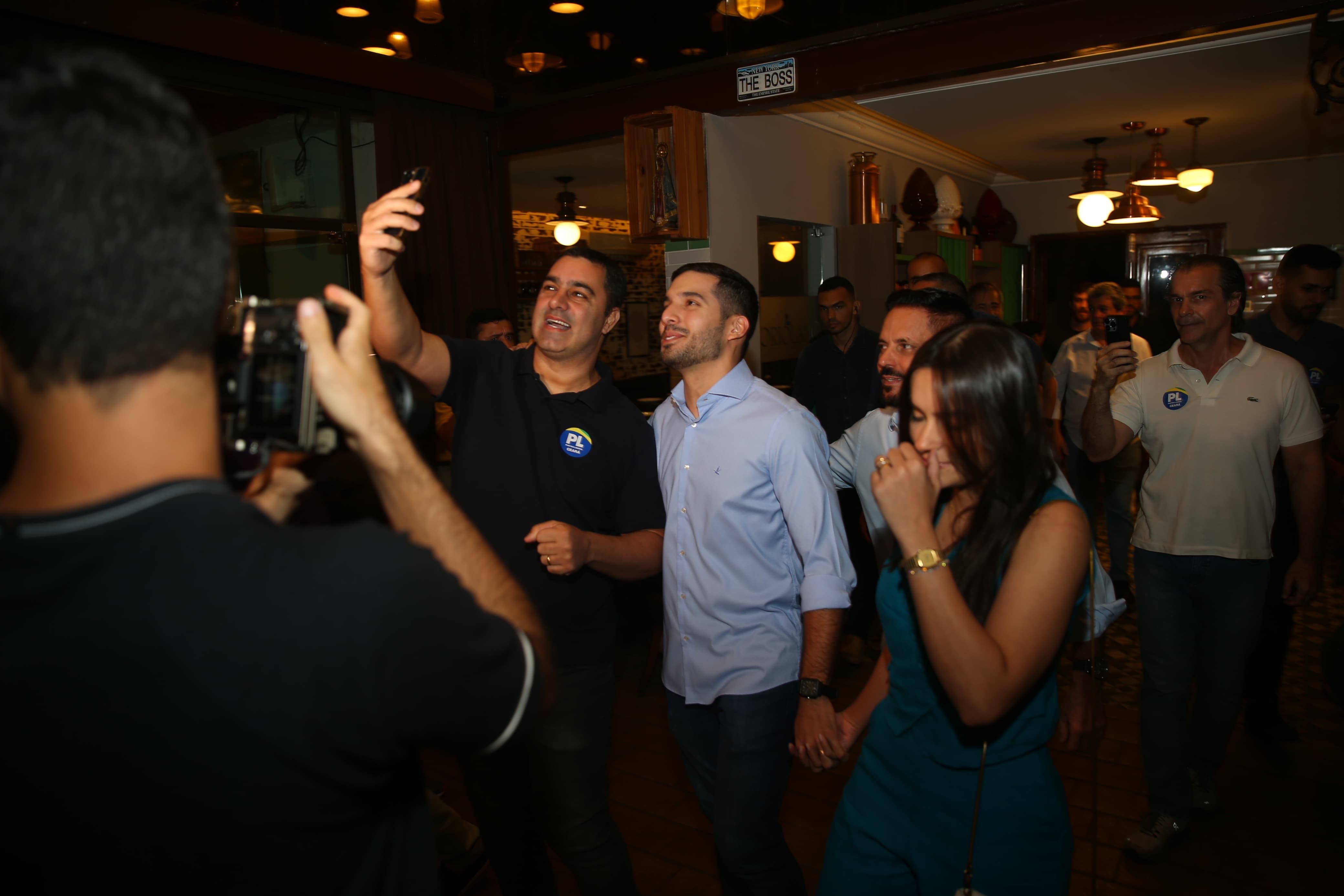 André Fernandes cumprimenta apoiadores na entrada da convenção