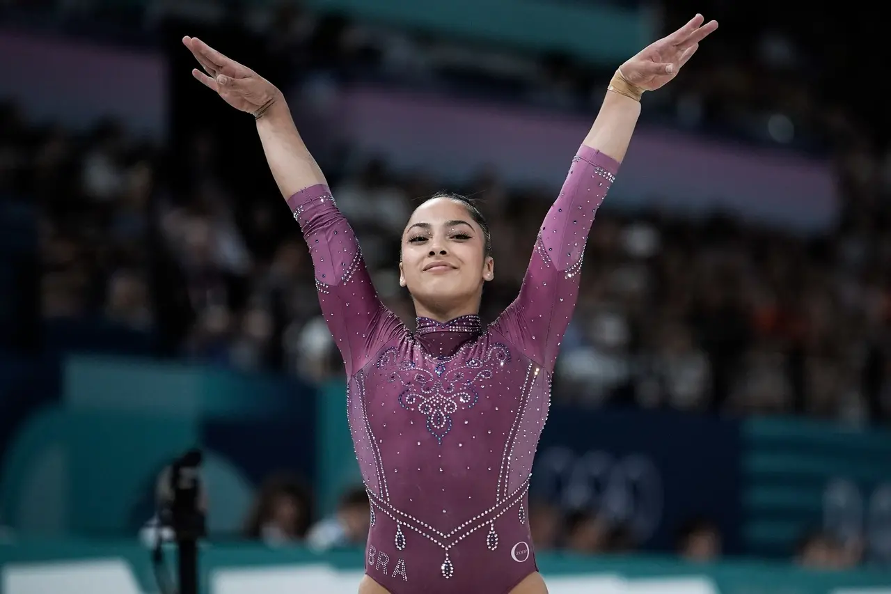 Julia Soares em ação na final da trave