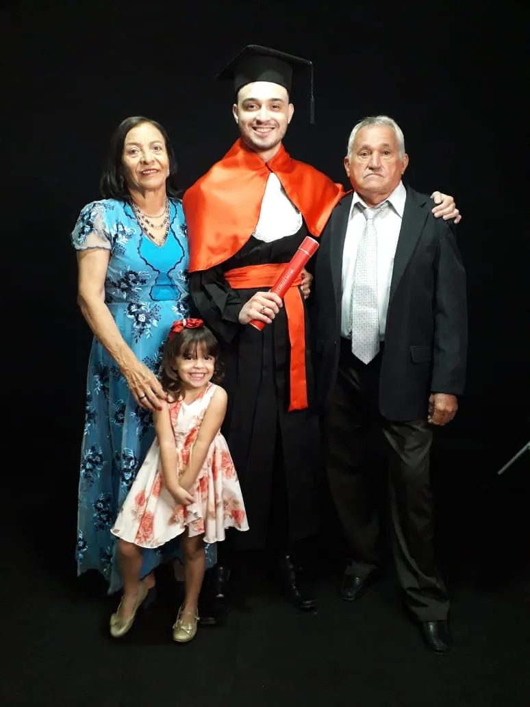 No topo, Aluisio durante cobertura esportiva; acima, o jornalista com os pais e a filha, a pequena Ruth
