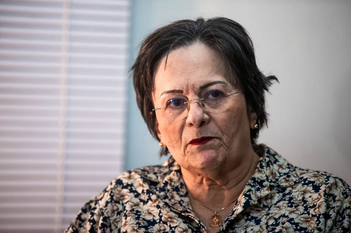 Em 1983, Maria da Penha foi vítima de dupla tentativa de feminicídio. Primeiro, ela levou um tiro nas costas enquanto dormia, cujas lesões a deixaram paraplégica. Quatro meses depois, quando voltou para casa do hospital, foi mantida em cárcere privado e o agressor tentou eletrocutá-la
