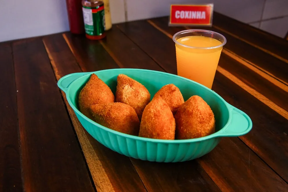 Com a unidade da coxinha custando R$1, A Pior Coxinha da Cidade tem ganhado cada vez mais espaço e clientes na cidade