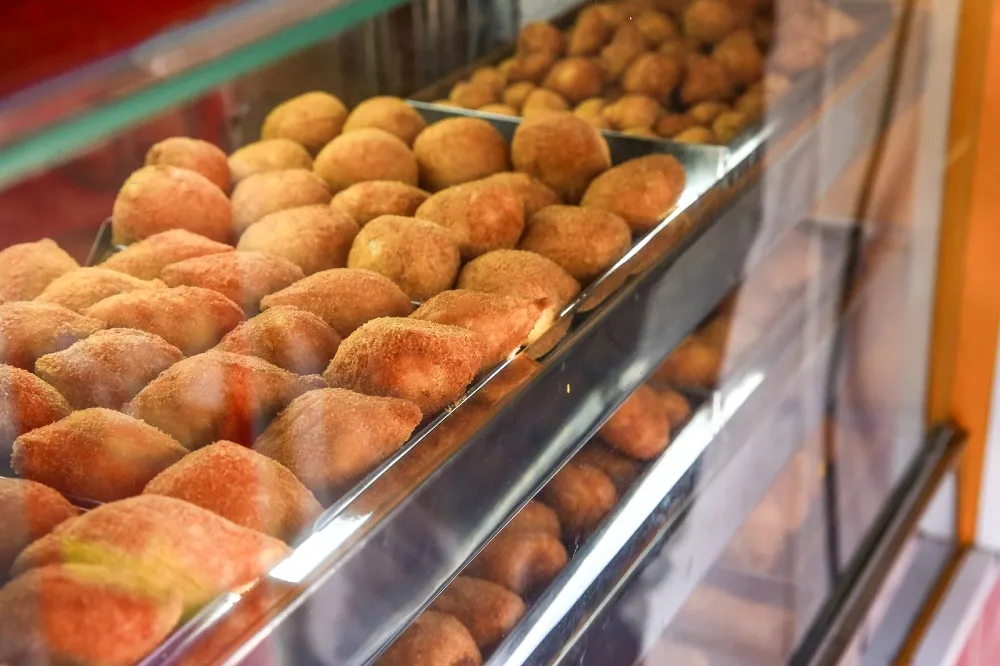 Média de venda das coxinhas por dia nas lojas gira em torno de 8 mil unidades