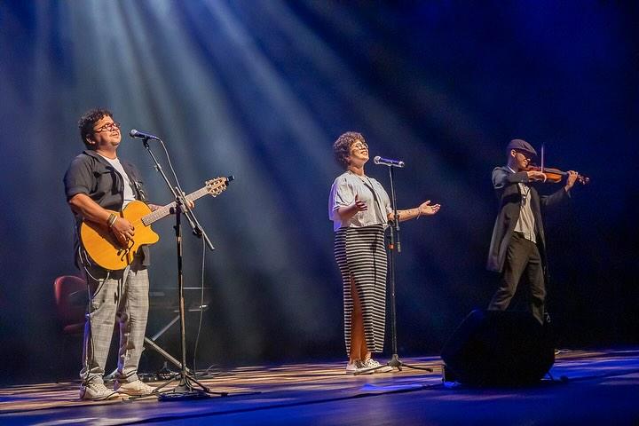 Edinho, Yayá e Vini formam o projeto musical Família Vilas Boas