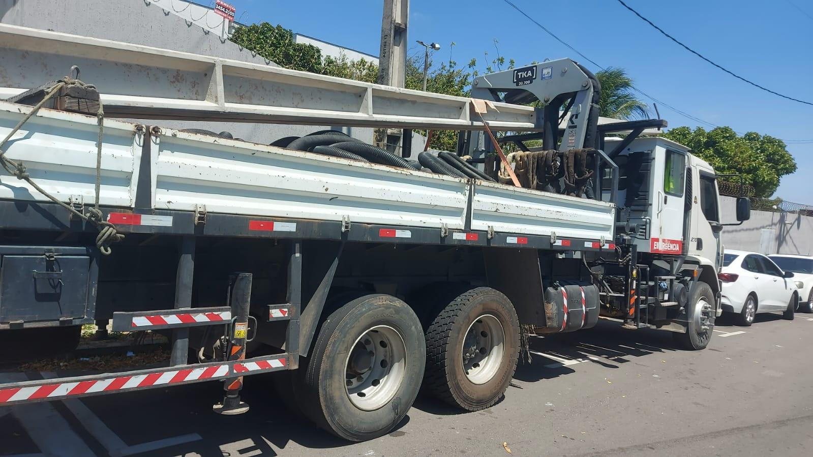 Organização criminosa tinha caminhões para transporte das cargas roubadas e furtadas, que eram adesivados para parecer com caminhões da empresa concessionária de energia no Ceará