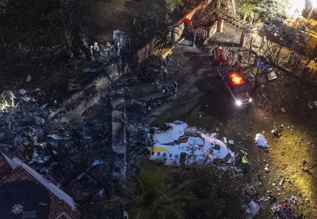 Corpo de Bombeiros atua para resgatar corpos de vítimas em Vinhedo, no interior de São Paulo