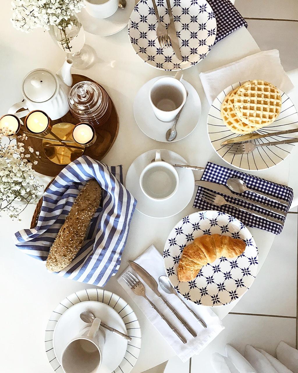 Cestarias com tecido para pães, velas, mix de estampas nas mesmas cores dão personalidade para mesa