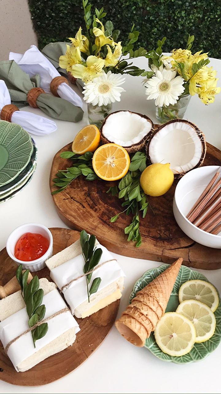 A casquinha do sorvete é para servir as frutas de um jeito criativo