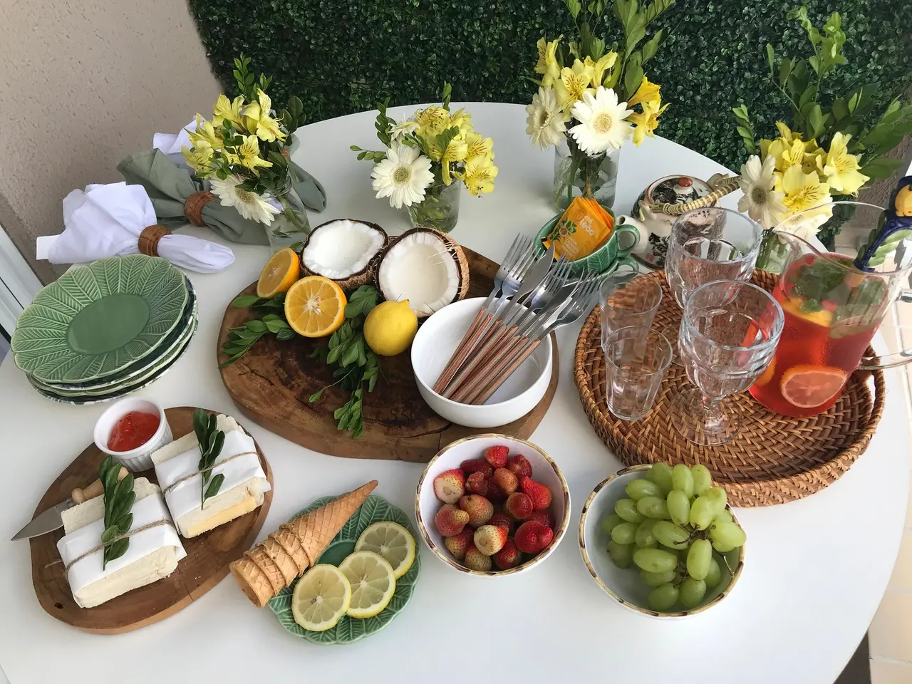 Brunch com flores, frutas, delícias e muito charme