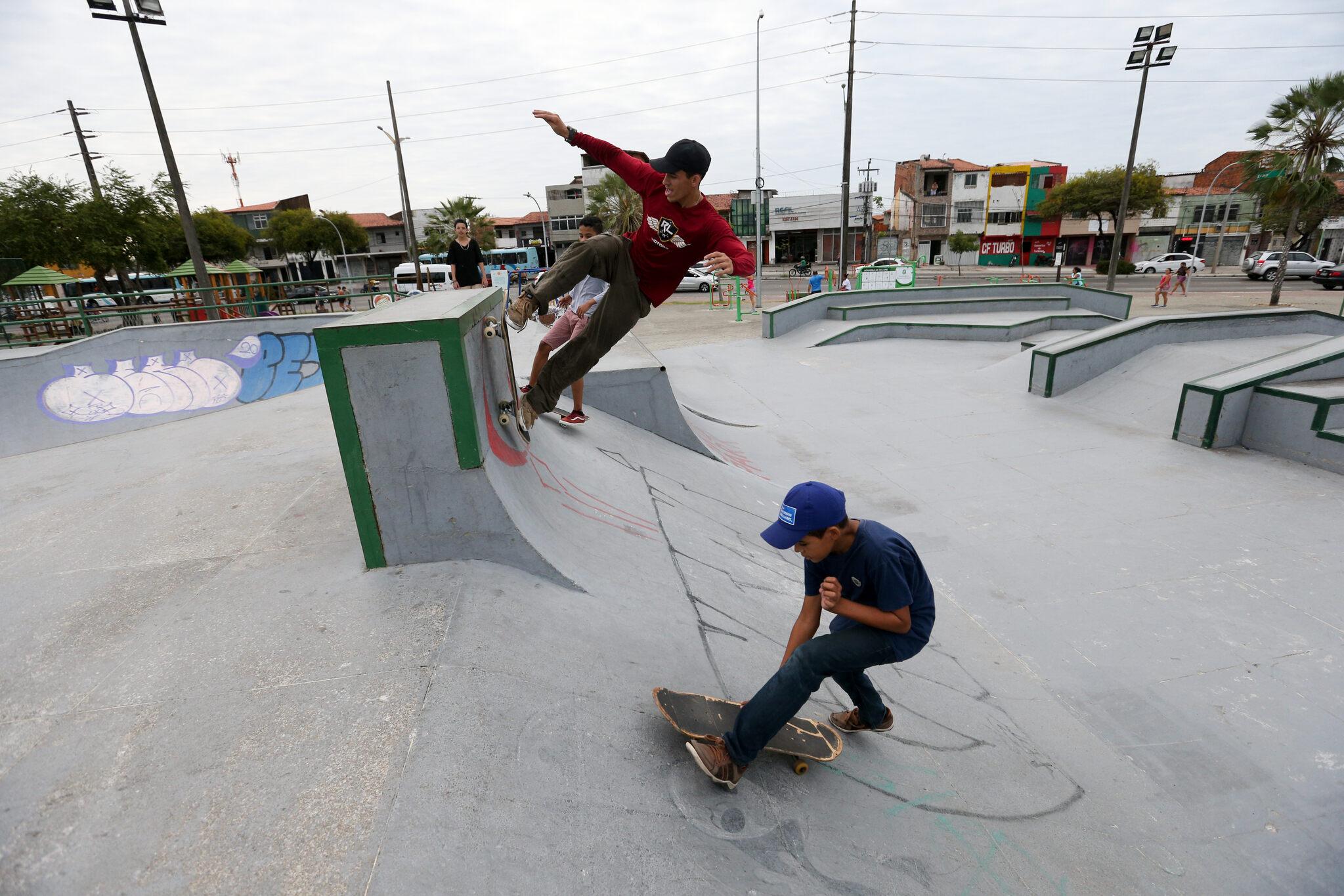 Imagem de jovens praticando skate em Fortaleza