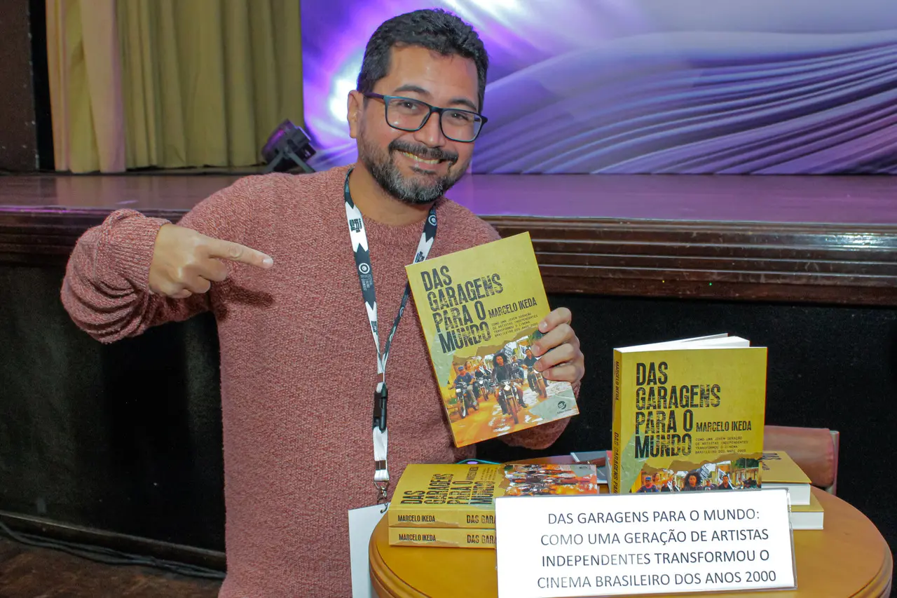 Marcelo Ikeda lança novo livro sobre cinema de garagem durante o 52º Festival de Cinema de Gramado